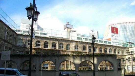 В Токио учеников престижной школы оденут в форму от Giorgio Armani