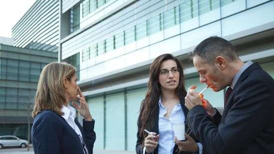 В Польше курильщиков хотят заставить больше работать