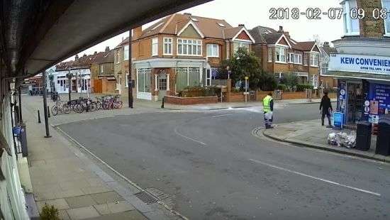 В Лондоне с неба неожиданно упала глыба льда (ВИДЕО)