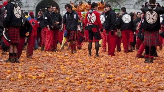 В Италии прошла массовая битва апельсинами (ВИДЕО)