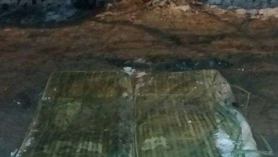 В России дорожные ямы латают матрасами (ФОТО)