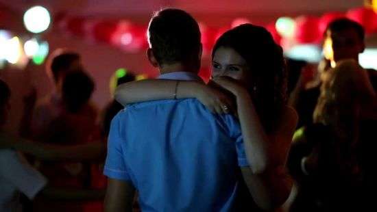 В США школьницам запретили отказывать мальчиками в танце