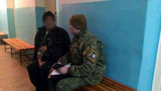 На Донбассе мирный житель получил пулю, убирая снег возле дома