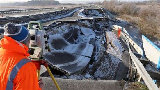 В Германии почти 100 метров автобана ушли под землю (ФОТО)