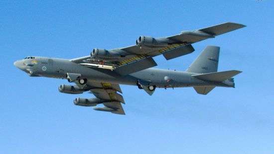 Молния пробила дыру размером с человека в американском бомбардировщике (ФОТО)