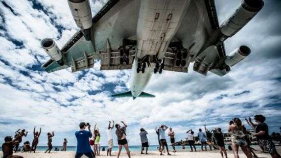 Взлетавший Boeing сдул людей в океан - ВИДЕО