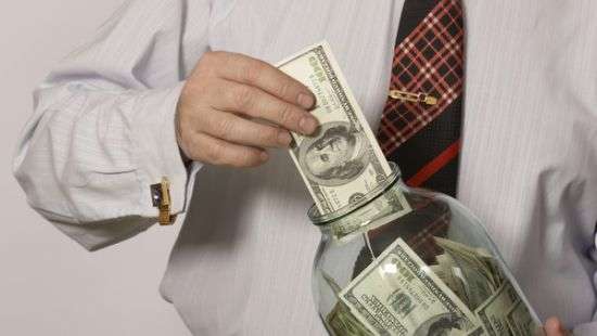 Украинцы массово забирают деньги из банков