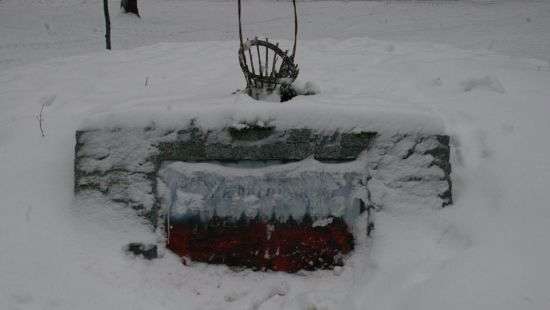 В Харькове снова облили краской памятник УПА (ВИДЕО)