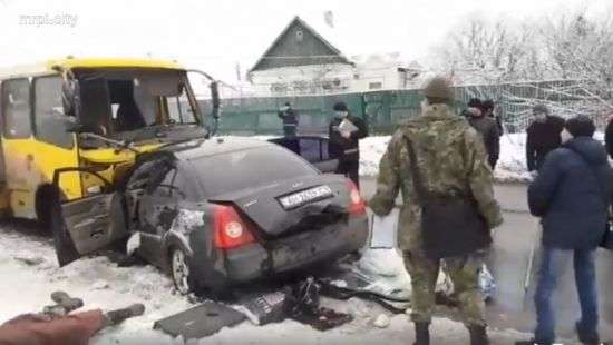 В Мариуполе легковушка протаранила маршрутку, есть жертвы