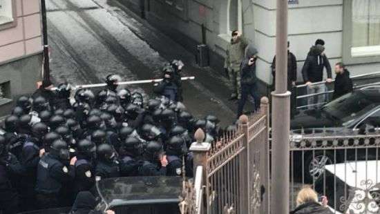 Во время заседания по Труханову у здания суда радикалы подстрелили полицейского