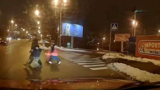 В Киеве женщины с детьми перебежали шестиполосную дорогу (ВИДЕО)