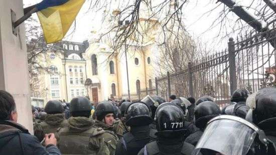 У подстрелившего полицейского радикала изъяли наградной пистолет от Авакова