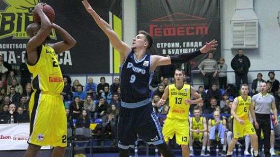 «Днепр» продлил победную серию, а «Химик» одолел «Политехник»