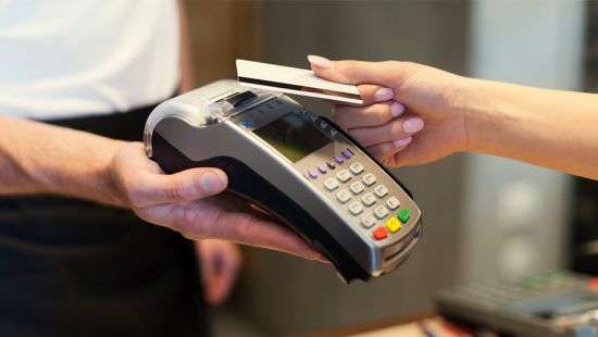 Украинцы стремительно переходят на безналичный расчет в торговой сети - эксперт