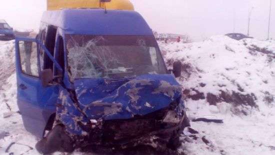 Под Киевом микроавтобус с детьми попал в жуткое ДТП: 2 человека погибло, 9 детей - в больнице (ФОТО)