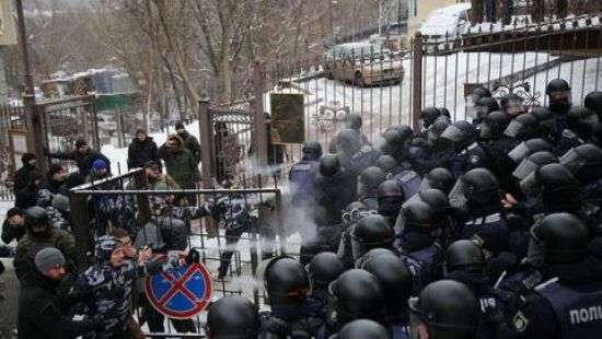 Стрелявшего в полицейского возле Соломенского суда отпустили на поруки