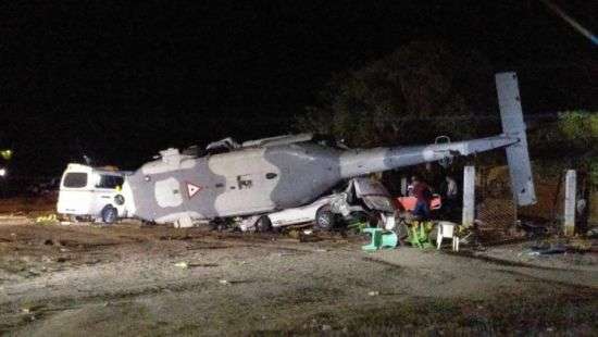 Рухнувший в Мексике вертолет убил 13 человек на земле - ВИДЕО