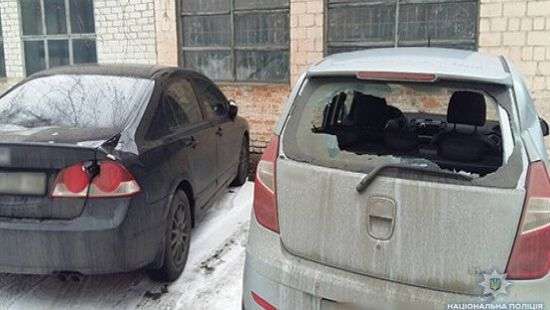 Волонтер одесского губернатора изрубил топором 13 машин у Соломенского суда