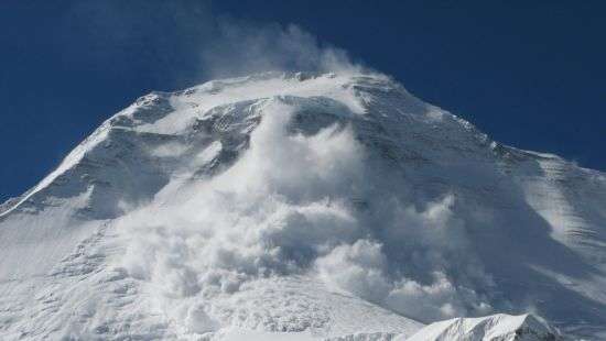 Во Франции снежная лавина накрыла парижанина с 11-летней дочерью