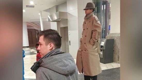В сети произвел фурор аномально высокий человек в кинотеатре (ВИДЕО)