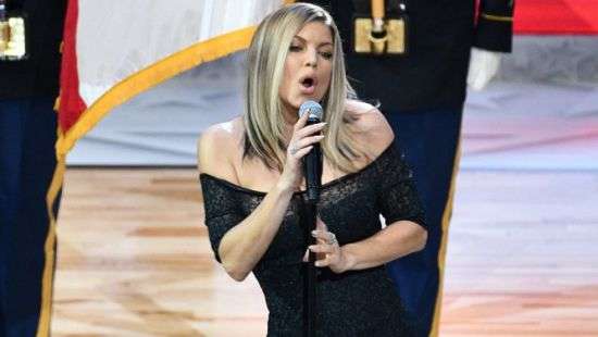 США всколыхнуло сексуальное исполнение гимна страны - ВИДЕО