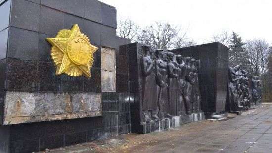 Во Львове демонтируют Мемориал Славы