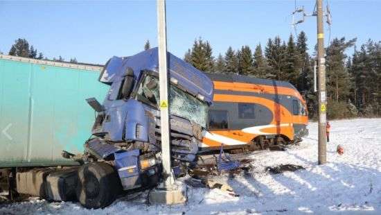 В Эстонии поезд раздавил грузовик - 9 человек госпитализированы (ФОТО)