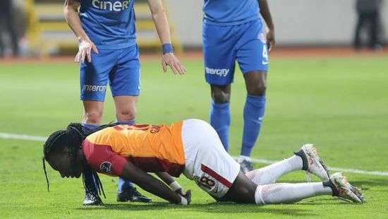 Футболист «Галатасарая» потерял сознание
