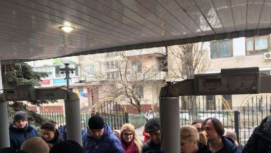 На суд по делу Януковича, где допросят Порошенко, не пустили активистку Femen