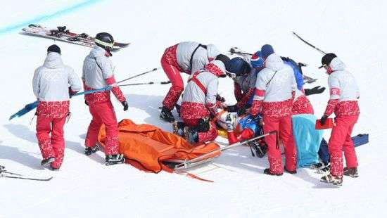 Французского фристайлиста унесли с трассы на носилках