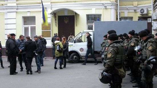 Гройсман заверил, что полиция и Нацгвардия будут охранять суды