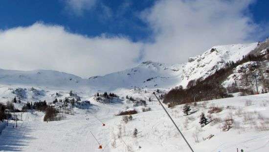 На юге Франции около 2000 лыжников оказалсь в снежной ловушки из-за оползня