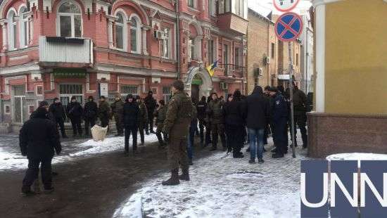 Под Соломенский суд, где попробуют лишить должности Труханова, стянули силовиков