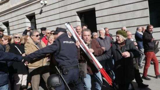 В Испании тысячи разгневанных пенсионеров заблокировали вход в парламент