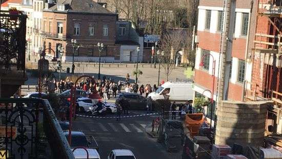 В Брюсселе полиция с вертолетом и снайперами окружила дом, в котором могут быть вооруженные люди