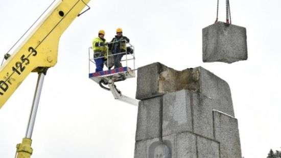 В Польше демонтируют памятник советскому генералу