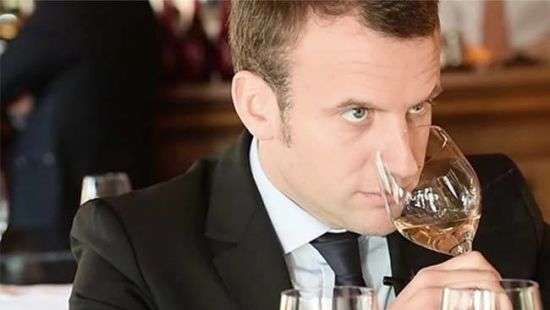 Президент Макрон признался, что дважды в день пьет вино