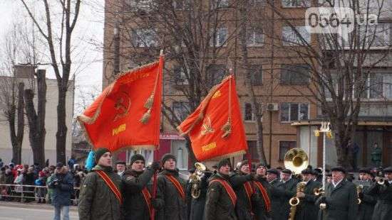 В Кривом Роге Нацгвардия прошла на параде с красными флагами (ФОТО/ВИДЕО)