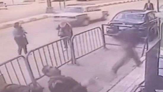 Полицейский словил падающего с балкона ребенка и сам оказался в больнице (ВИДЕО)