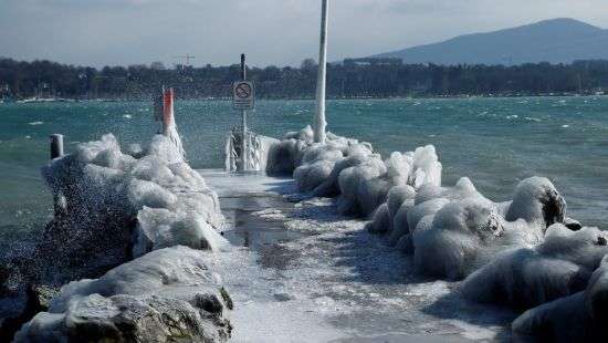Швейцария из-за сильных морозов покрылась льдом (ПОТРЯСАЮЩИЕ ФОТО)