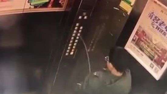Китайский подросток остановил лифт струей мочи  - ВИДЕО