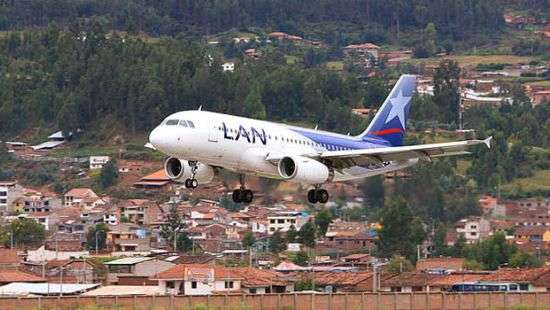 Два перуанца пытались улететь из Эквадора в стойке шасси