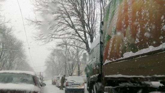 Из-за снегопада ограничили въезд крупногабаритного транспорта в Одессу