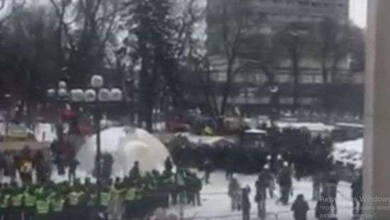 Возле Рады подрались Нацгвардия с пикетчиками (ВИДЕО)