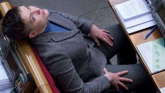 Савченко озадачила позами в зале парламента - ФОТО