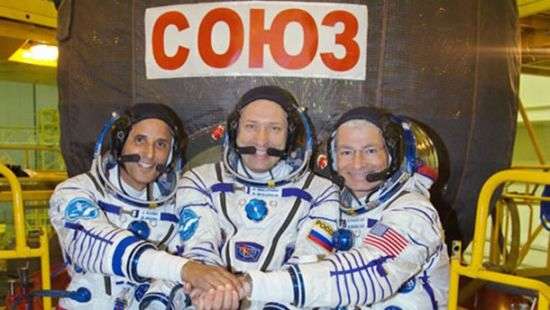 В степи Казахстана встретили вернувшихся с МКС на Землю космонавтов