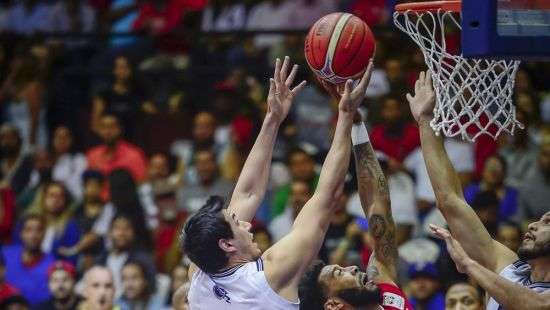 На игрока во время матча упал баскетбольный щит