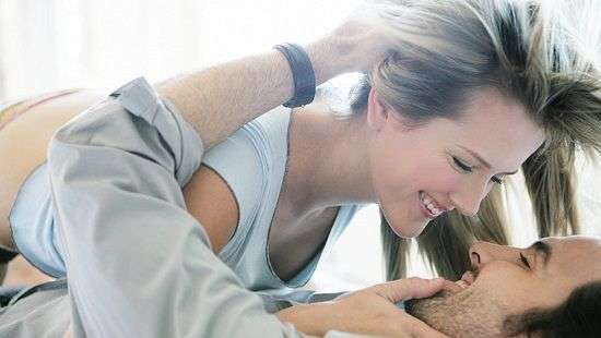 Названы преимущества секса при свете