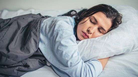 Специалисты рассказали, какое одеяло поможет победить бессонницу