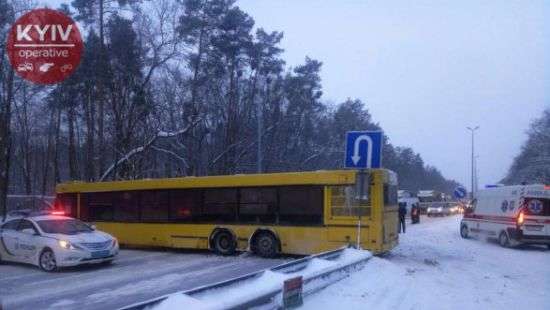 Под Киевом пассажирский автобус столкнулся с маршруткой